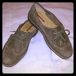 Men's size 8 Clark's Originals dress shoes.